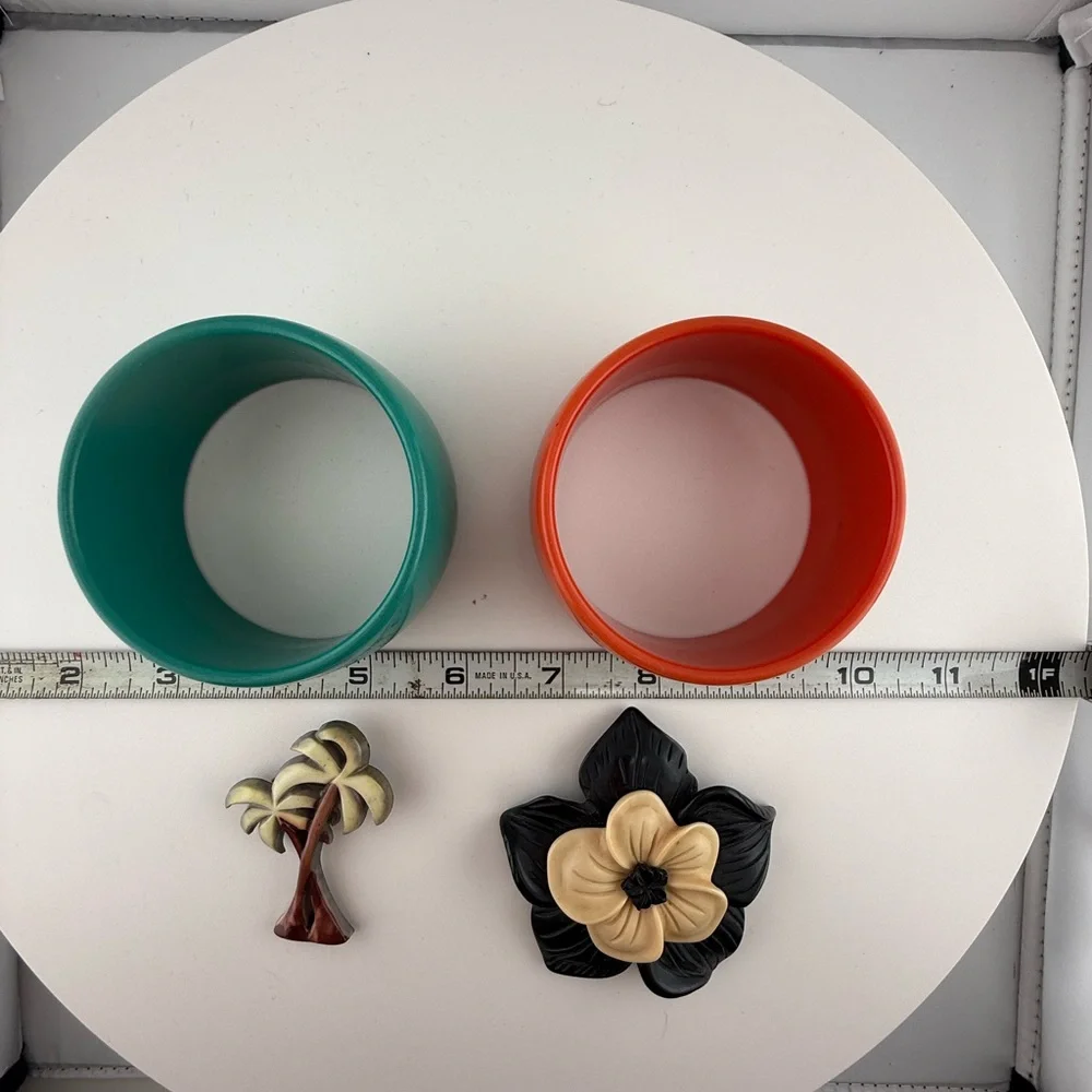 Group of retro / vintage plastic bangles and Hawaiian broach - Picture 3 of 5